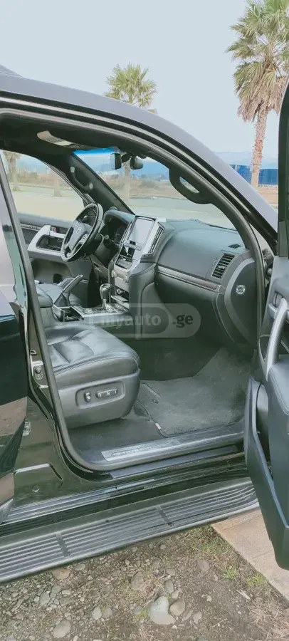 نمای دیگر تویوتا V8 4dr 4x4 اتوماتیک 2018