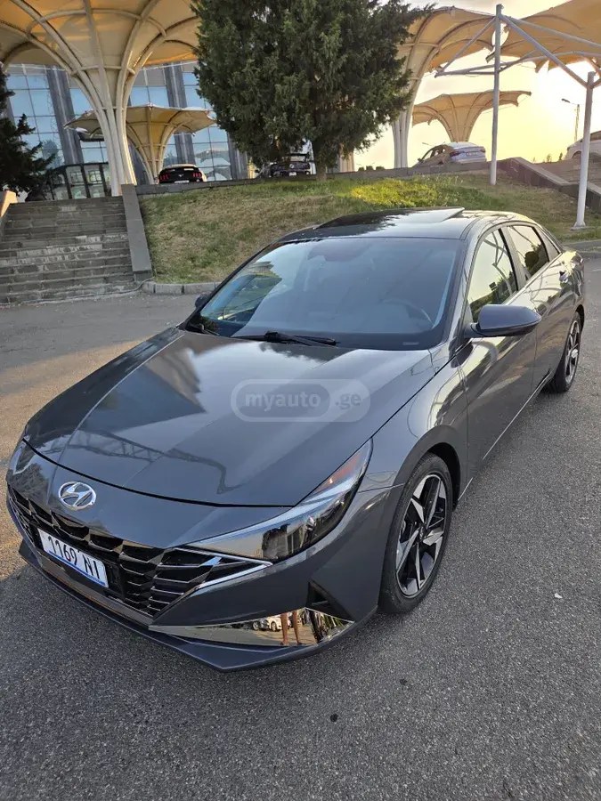 نمای دیگر هیوندای لیمیتد 4 در سدان CVT 2023