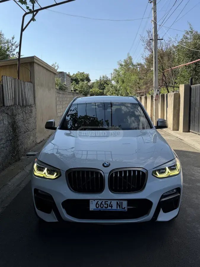 نمای دیگر بی ام و M40i 4dr تمام چرخ محرک اسپرت 2018