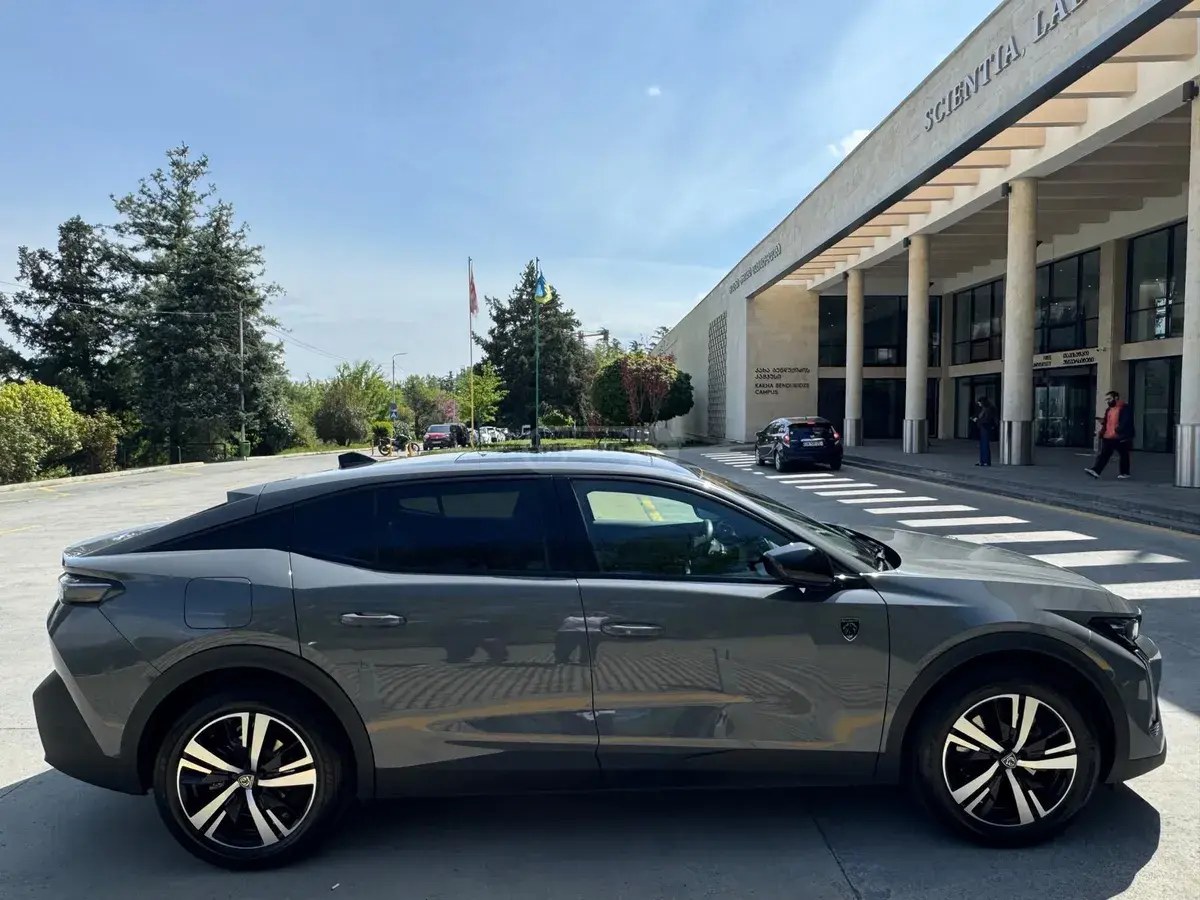 نمای دیگر پژو GT 2024