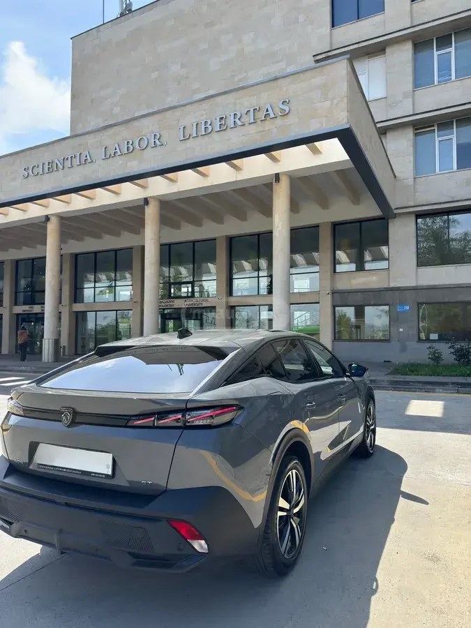 نمای دیگر پژو GT 2024