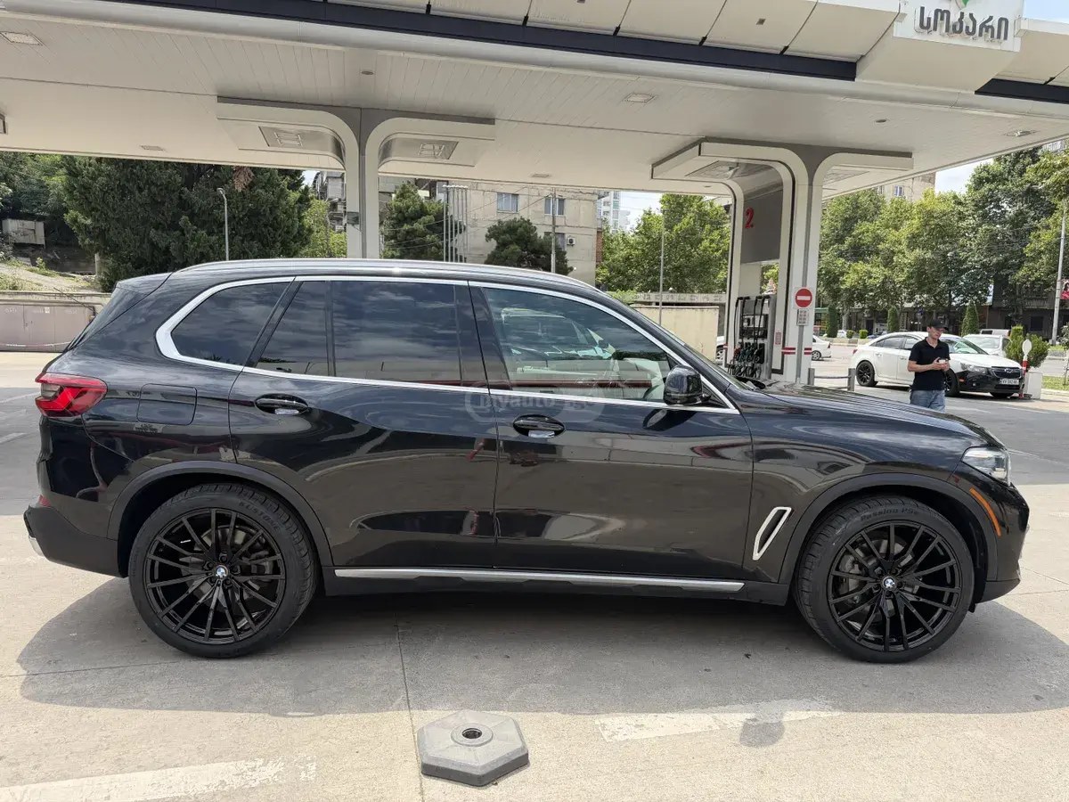 نمای دیگر بی ام و xDrive40i 4 در چهار چرخ محرک 2019