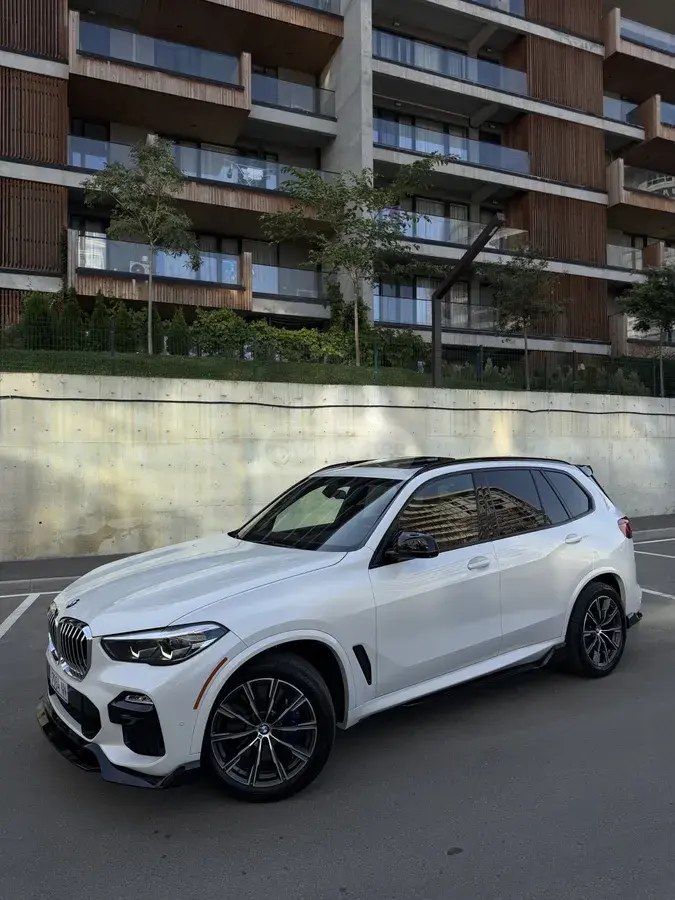 نمای دیگر بی ام و xDrive40i 4 در چهار چرخ محرک 2019