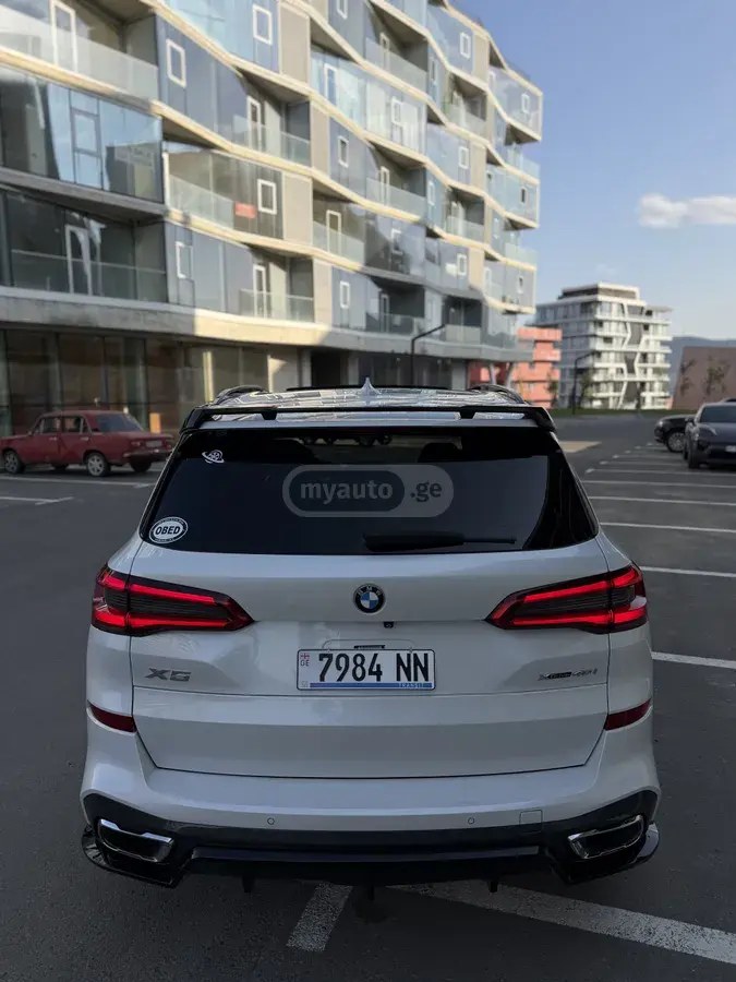 نمای دیگر بی ام و xDrive40i 4 در چهار چرخ محرک 2019