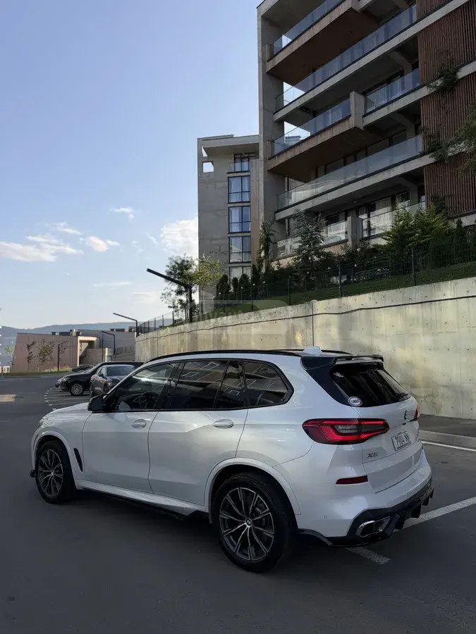 نمای دیگر بی ام و xDrive40i 4 در چهار چرخ محرک 2019