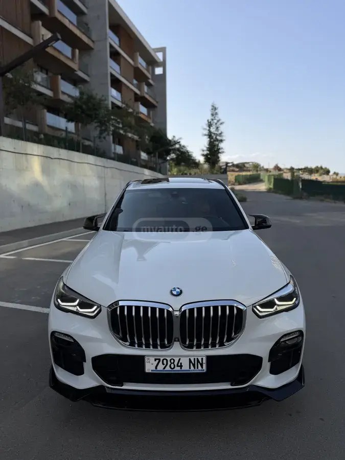 نمای دیگر بی ام و xDrive40i 4 در چهار چرخ محرک 2019