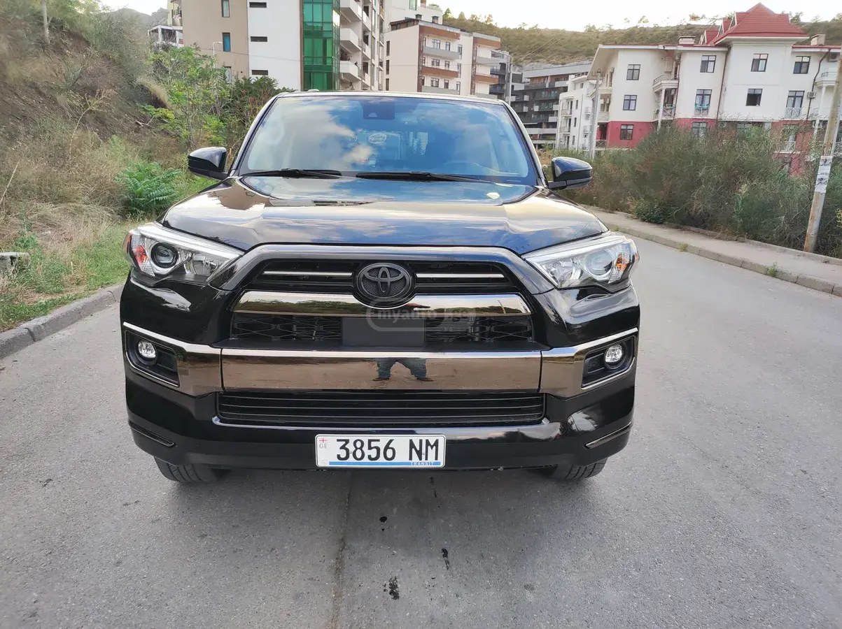 نمای دیگر تویوتا SR5 4 در 4x4 اتوماتیک 2024