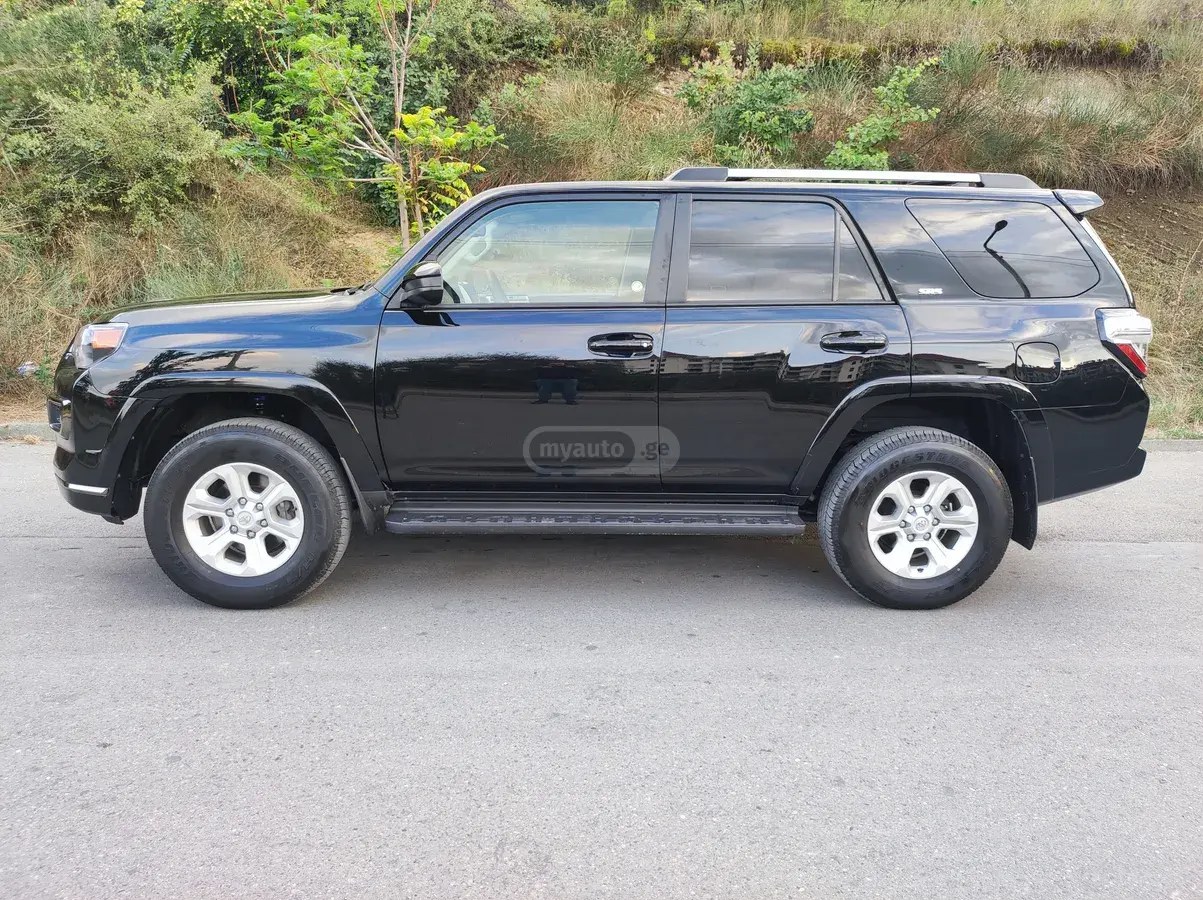 نمای دیگر تویوتا SR5 4 در 4x4 اتوماتیک 2024
