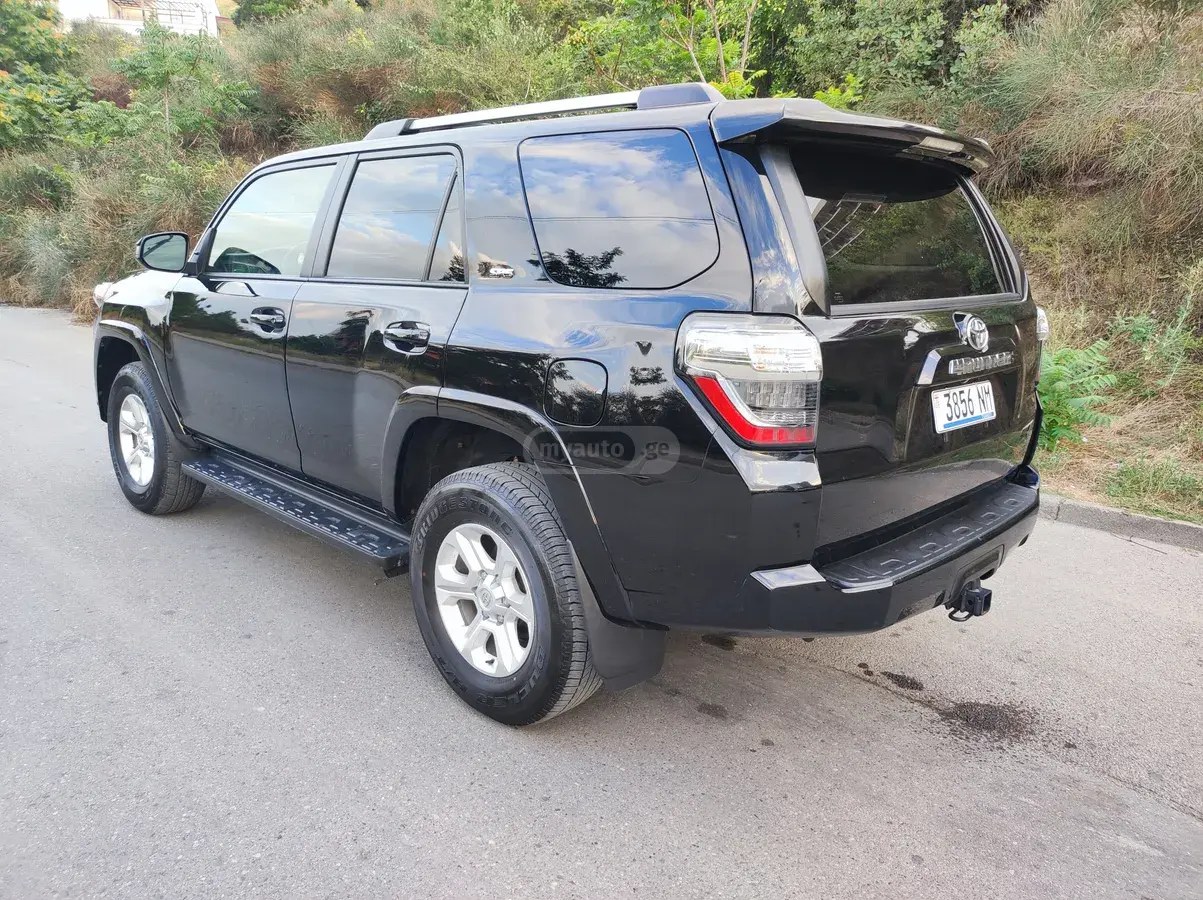نمای دیگر تویوتا SR5 4 در 4x4 اتوماتیک 2024