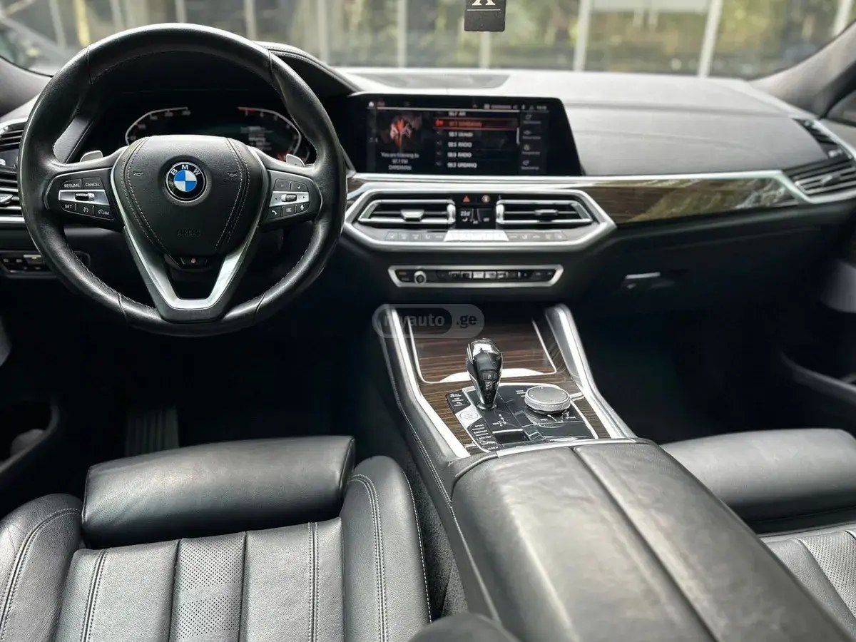 نمای دیگر بی ام و xDrive40i 4 در چهار چرخ محرک 2021