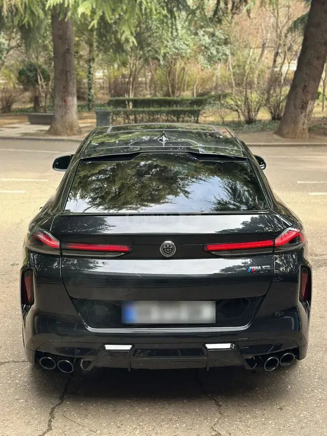 نمای دیگر بی ام و xDrive40i 4 در چهار چرخ محرک 2021