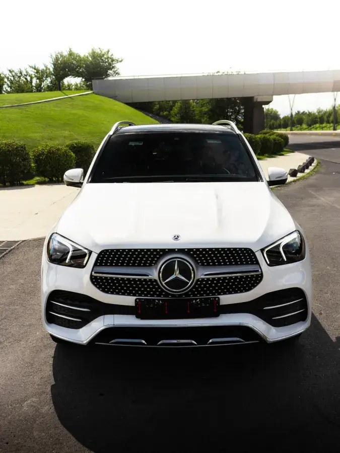 نمای دیگر مرسدس بنز پایه GLE 350 4 در تمام چرخ محرک 2021