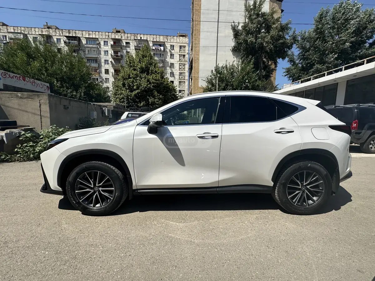 نمای دیگر لکسوس پریمیوم 4dr چهار چرخ محرک Au 2023