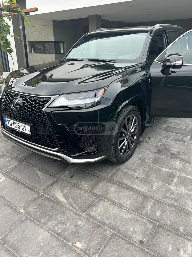 نمای دیگر لکسوس F اسپرت 2026