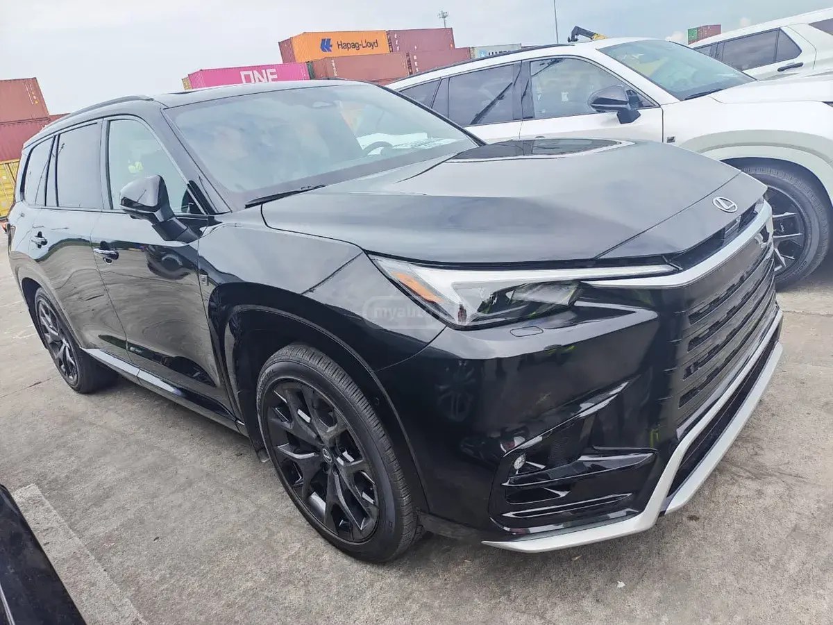 نمای دیگر لکسوس TX500h F اسپرت 3 پرفورمنس 2026