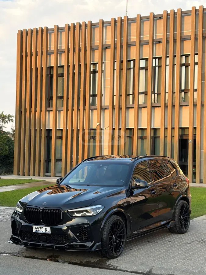 نمای دیگر بی ام و xDrive40i 4 در چهار چرخ محرک 2019
