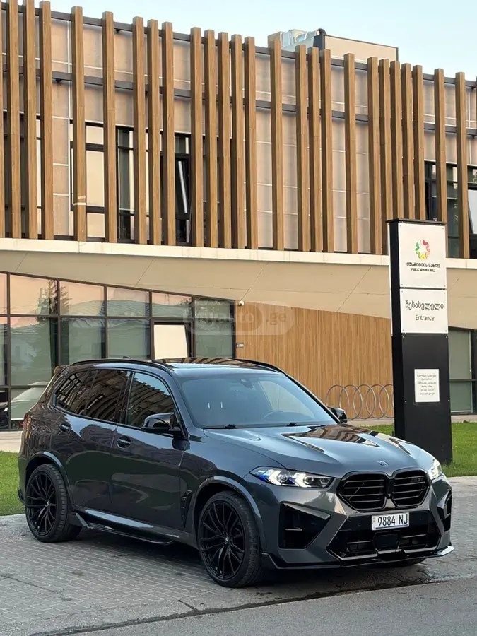 نمای دیگر بی ام و xDrive40i 4 در چهار چرخ محرک 2020