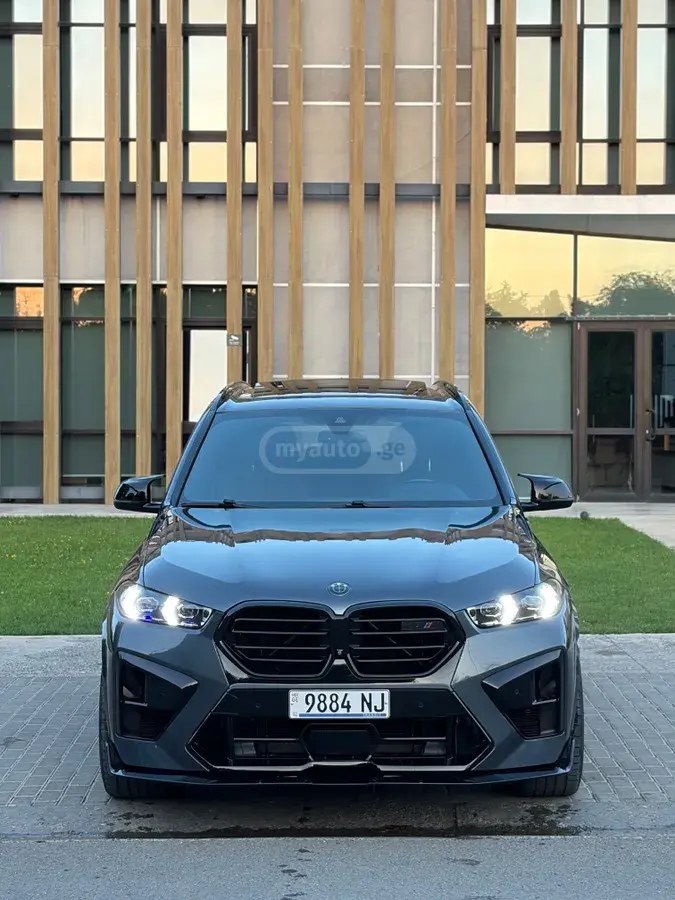 نمای دیگر بی ام و xDrive40i 4 در چهار چرخ محرک 2020