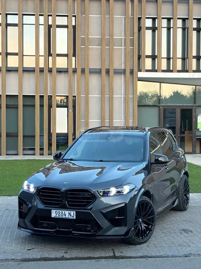نمای دیگر بی ام و xDrive40i 4 در چهار چرخ محرک 2020