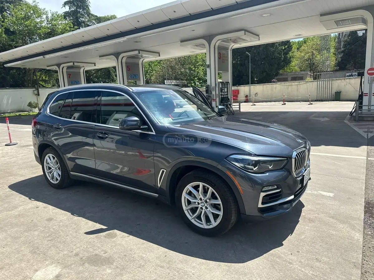 نمای دیگر بی ام و xDrive40i 4 در چهار چرخ محرک 2019
