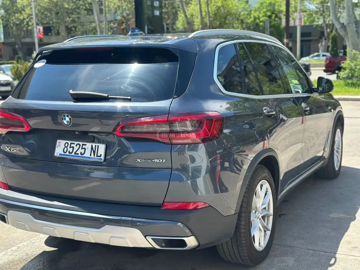 نمای دیگر بی ام و xDrive40i 4 در چهار چرخ محرک 2019