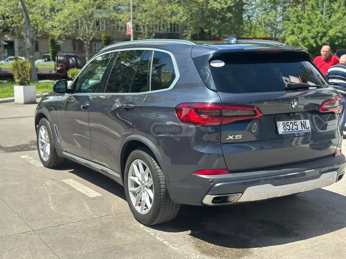 نمای دیگر بی ام و xDrive40i 4 در چهار چرخ محرک 2019