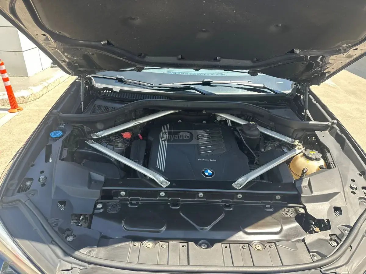 نمای دیگر بی ام و xDrive40i 4 در چهار چرخ محرک 2019