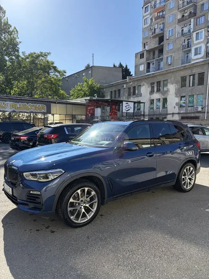 نمای دیگر بی ام و xDrive40i 4 در چهار چرخ محرک 2019