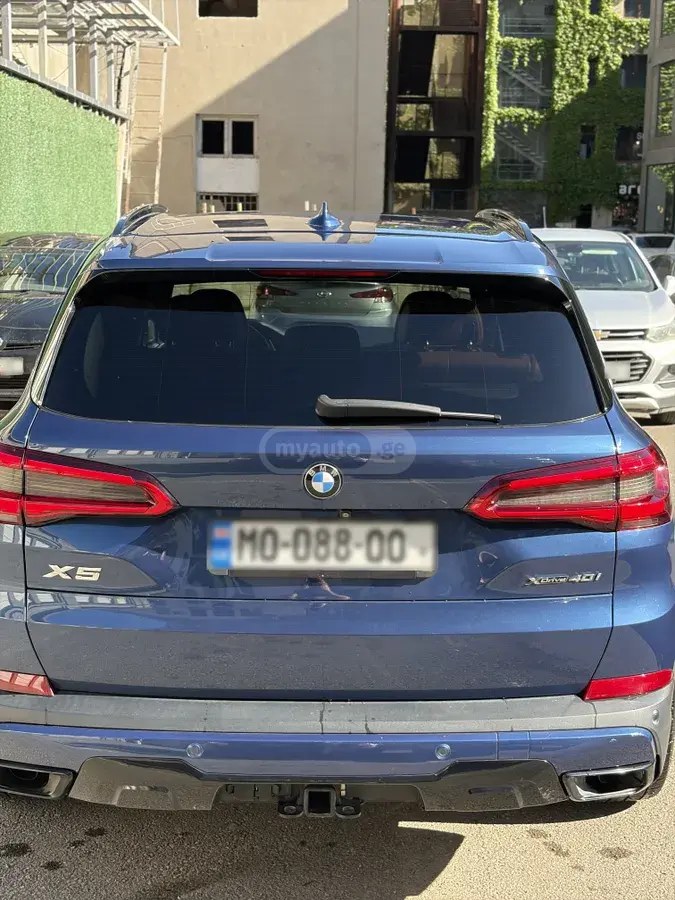 نمای دیگر بی ام و xDrive40i 4 در چهار چرخ محرک 2019