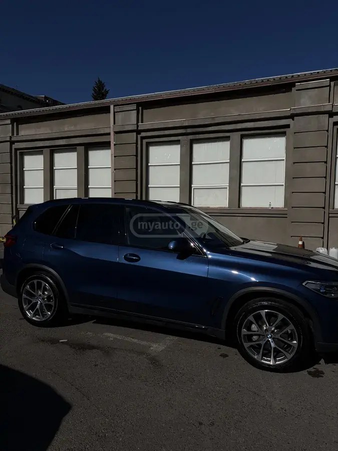 نمای دیگر بی ام و xDrive40i 4 در چهار چرخ محرک 2019