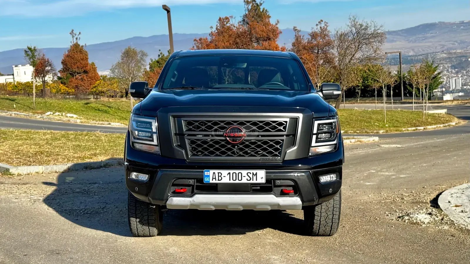 نمای دیگر نیسان Pro 4X 2024