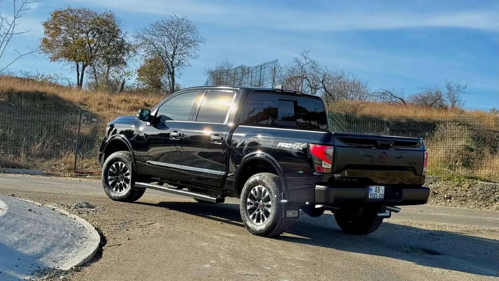 نمای دیگر نیسان Pro 4X 2024