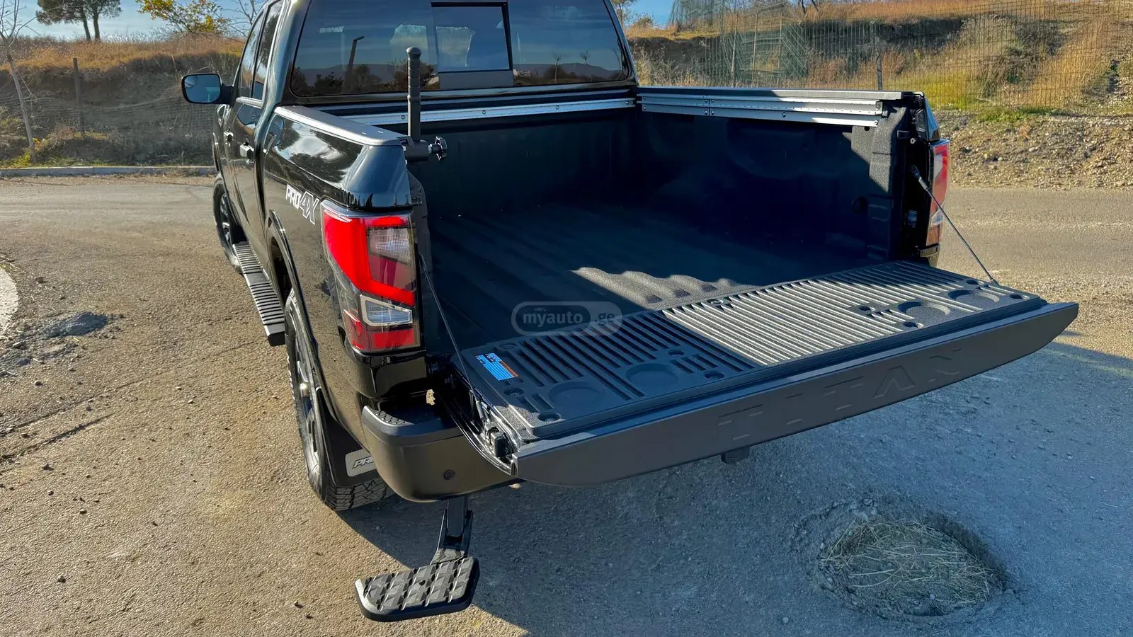 نمای دیگر نیسان Pro 4X 2024