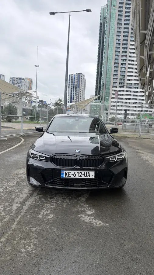 نمای دیگر بی ام و 330i 2023