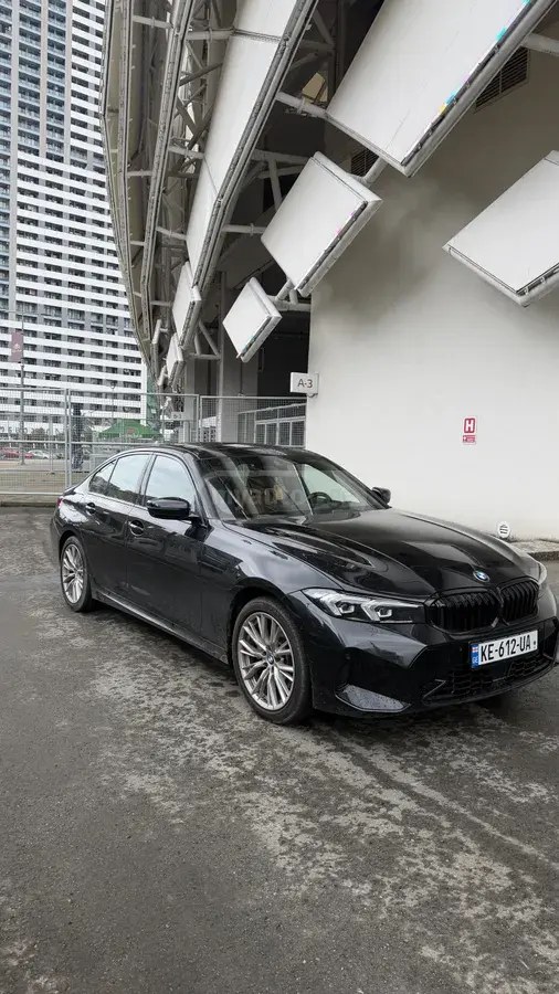 نمای دیگر بی ام و 330i 2023