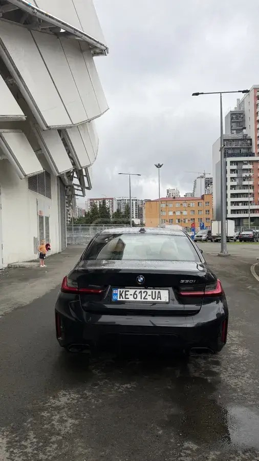 نمای دیگر بی ام و 330i 2023
