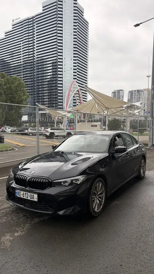 نمای دیگر بی ام و 330i 2023