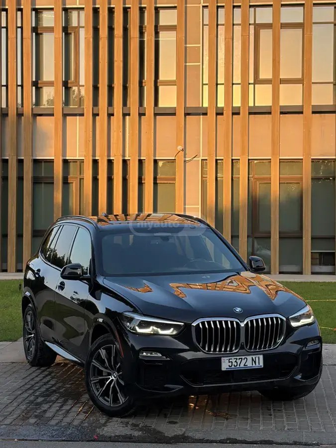نمای دیگر بی ام و xDrive40i 4 در چهار چرخ محرک 2021