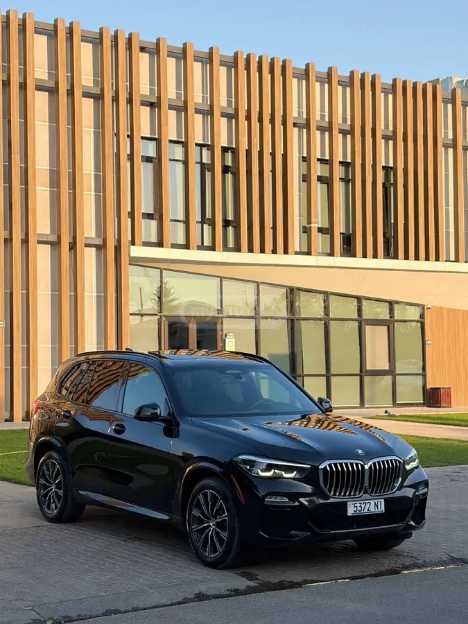 نمای دیگر بی ام و xDrive40i 4 در چهار چرخ محرک 2021