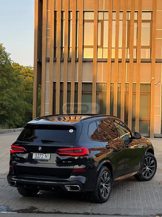 نمای دیگر بی ام و xDrive40i 4 در چهار چرخ محرک 2021