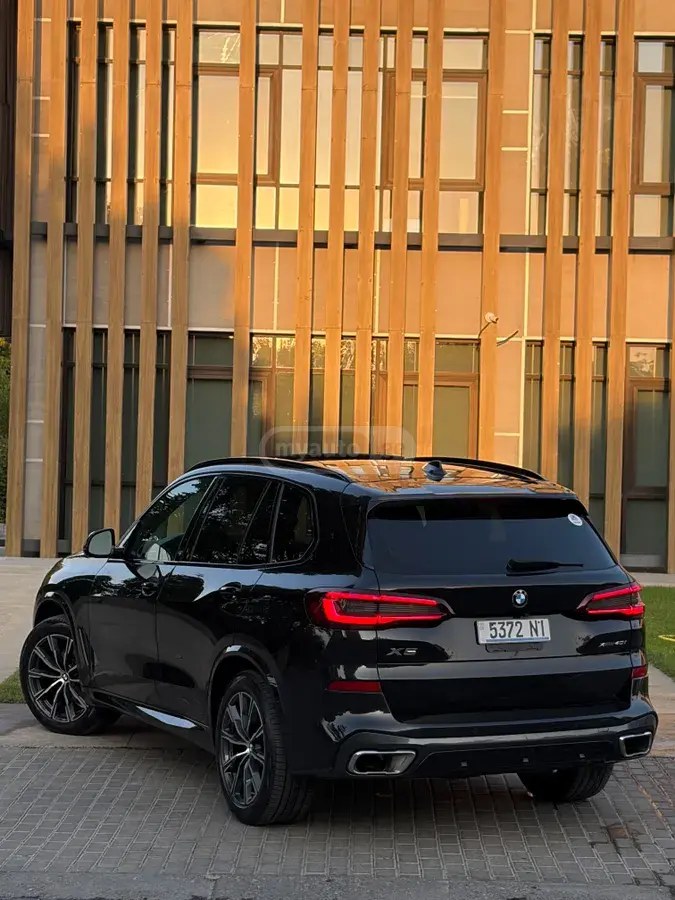نمای دیگر بی ام و xDrive40i 4 در چهار چرخ محرک 2021
