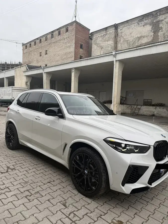 نمای دیگر بی ام و xDrive40i 4 در چهار چرخ محرک 2019