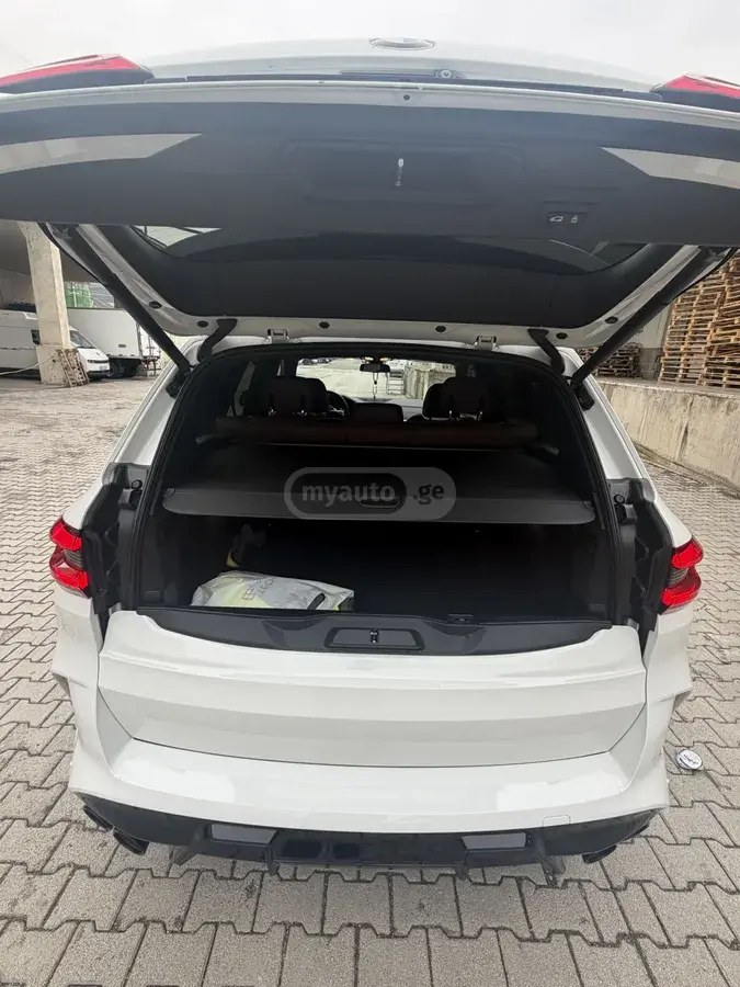 نمای دیگر بی ام و xDrive40i 4 در چهار چرخ محرک 2019