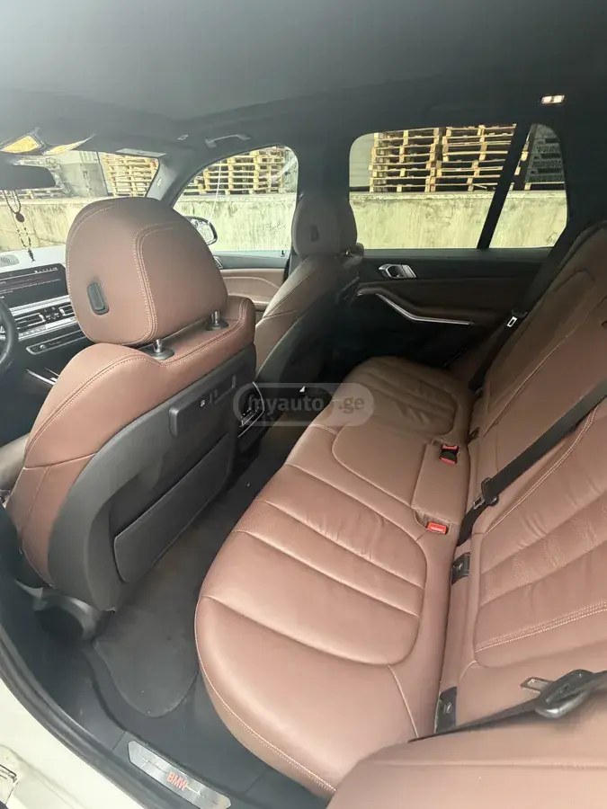 نمای دیگر بی ام و xDrive40i 4 در چهار چرخ محرک 2019