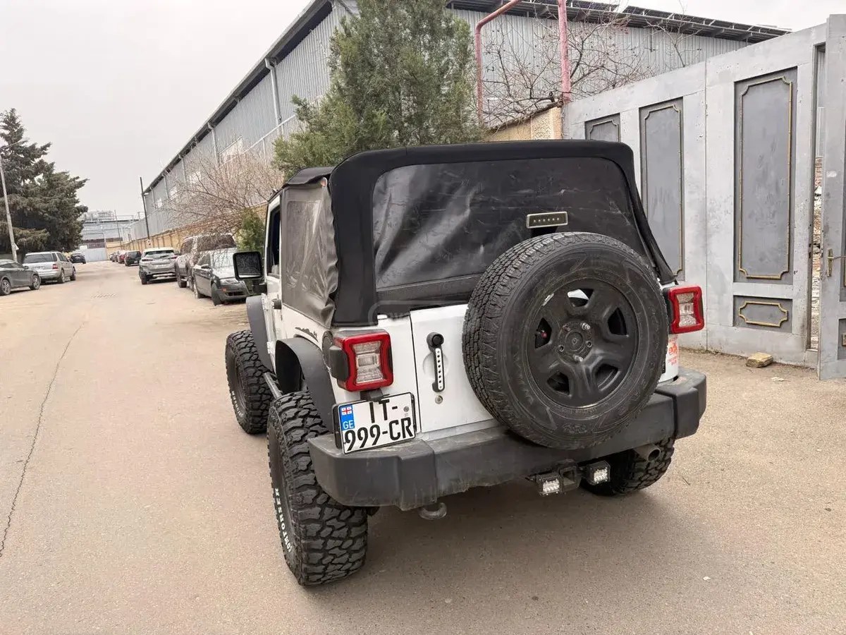 نمای دیگر جیپ اسپرت 2 در 4x4 دستی 2016