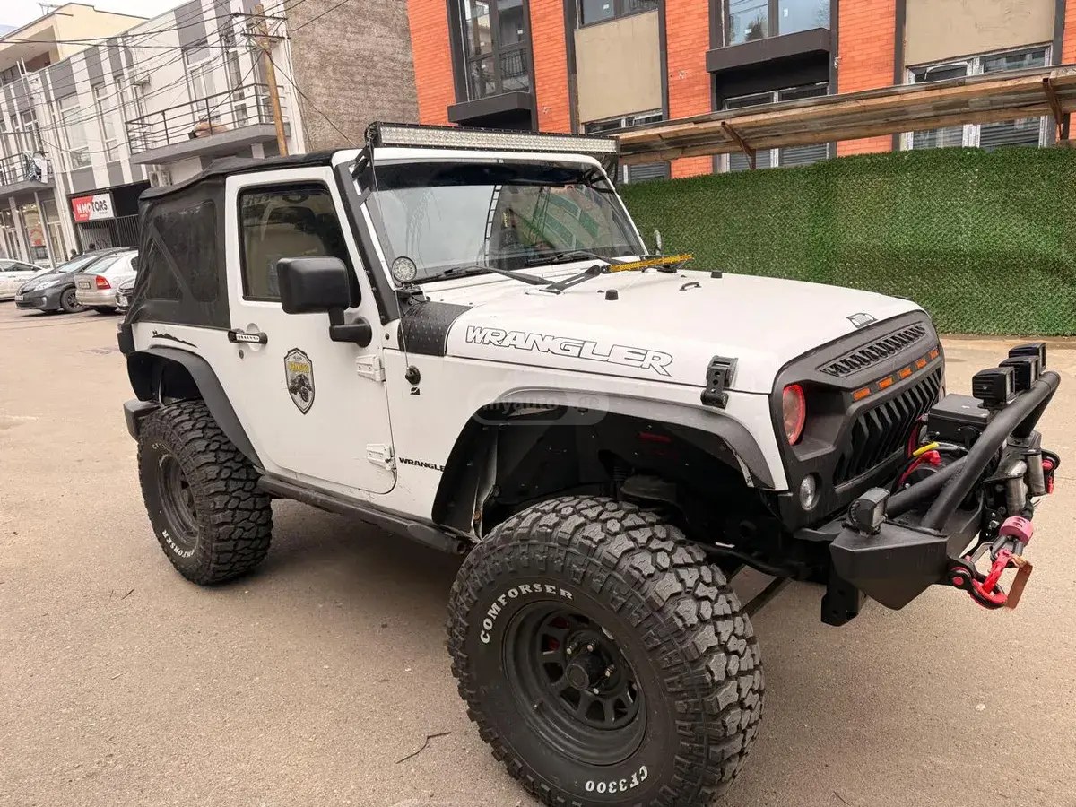 نمای دیگر جیپ اسپرت 2 در 4x4 دستی 2016
