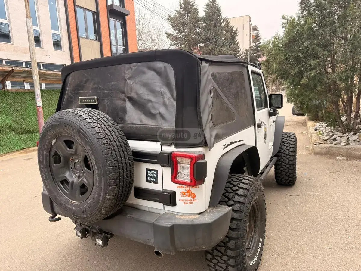 نمای دیگر جیپ اسپرت 2 در 4x4 دستی 2016