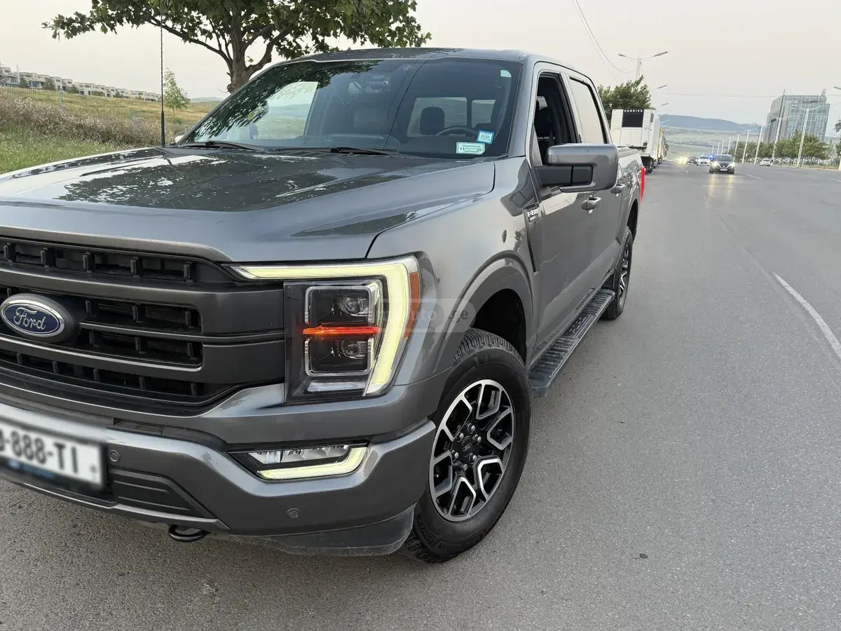 نمای دیگر فورد لاریات 4x4 سوپرکرو کاب 6.5 f 2022
