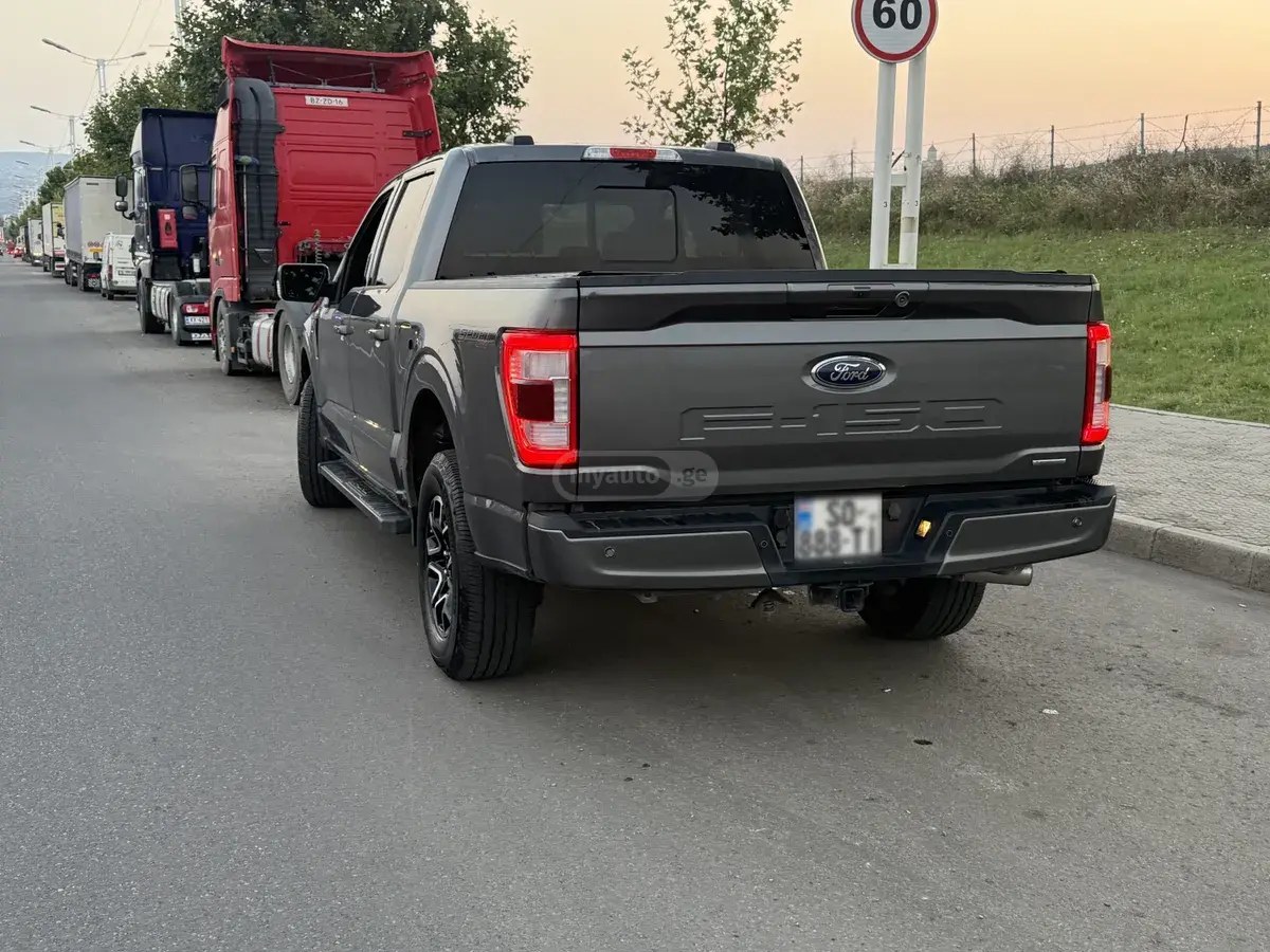 نمای دیگر فورد لاریات 4x4 سوپرکرو کاب 6.5 f 2022