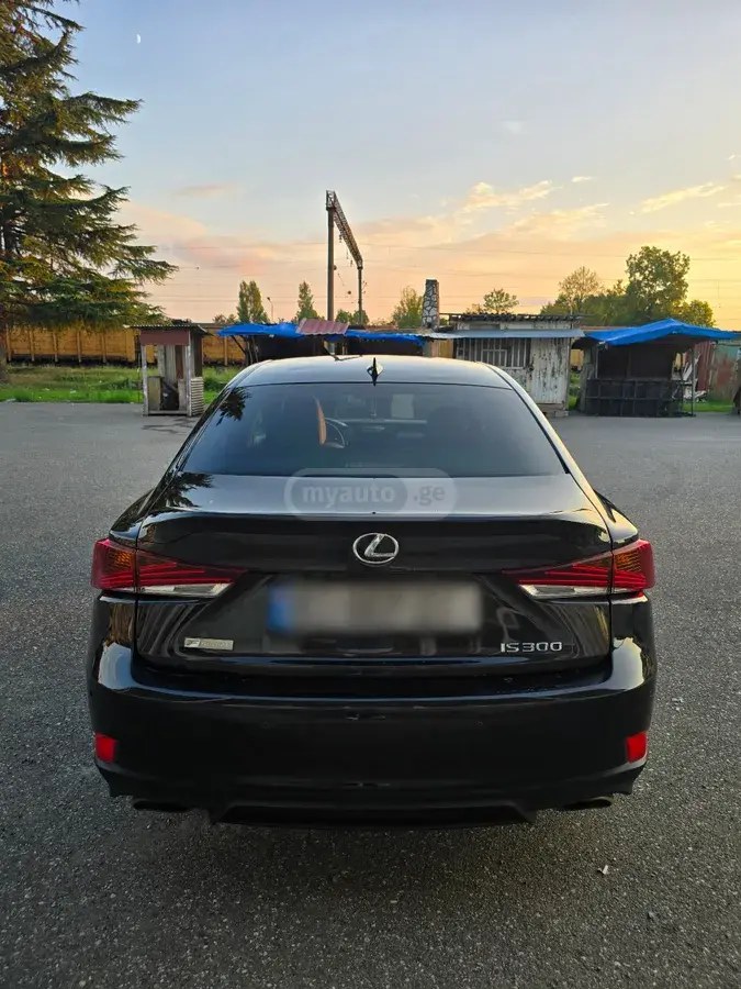نمای دیگر لکسوس F Sport 2018
